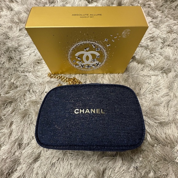 CHANEL Handbags - Chanel handbag NWOT (makeup bag/crossbody purse with chain)